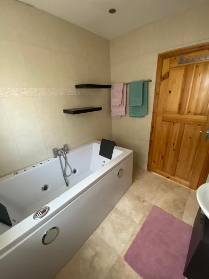 Town Villa With Charming Garden, Bbq Area & Sleeps 6 Cashel  Exteriör bild