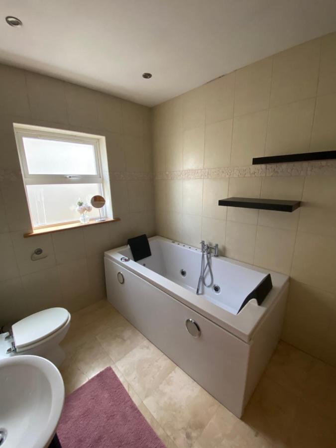 Town Villa With Charming Garden, Bbq Area & Sleeps 6 Cashel  Exteriör bild